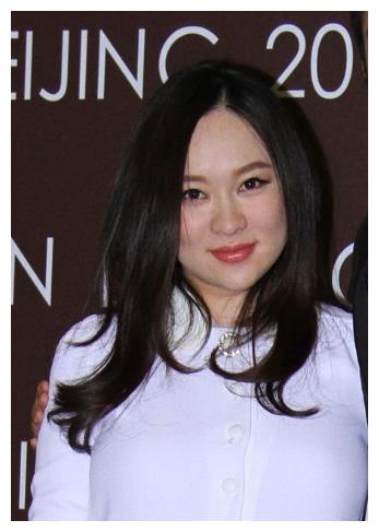 41岁陈乔恩胖过头,麒麟臂加水桶腰膀大腰圆,肚子胖到像怀孕!