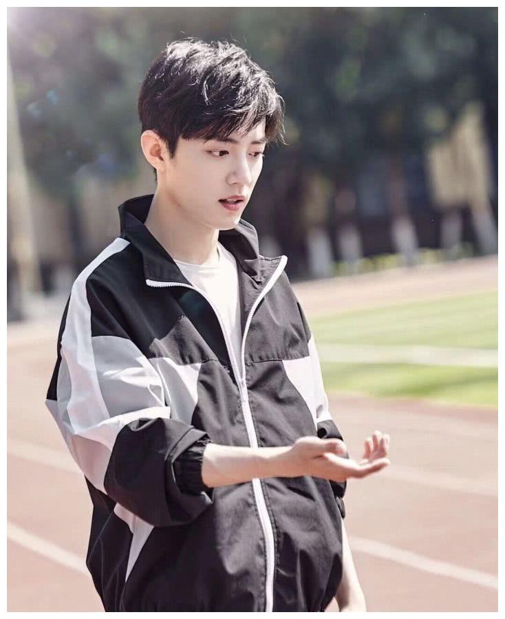 本以为穿校服的都很丑直到看到肖战有多帅一目了然
