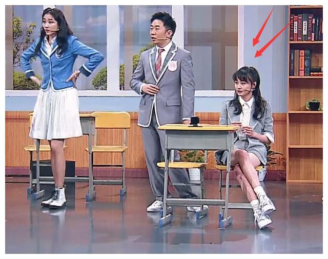 有一种慵懒叫郑爽的坐姿,穿运动鞋翘起二郎腿,却突显自身仪态