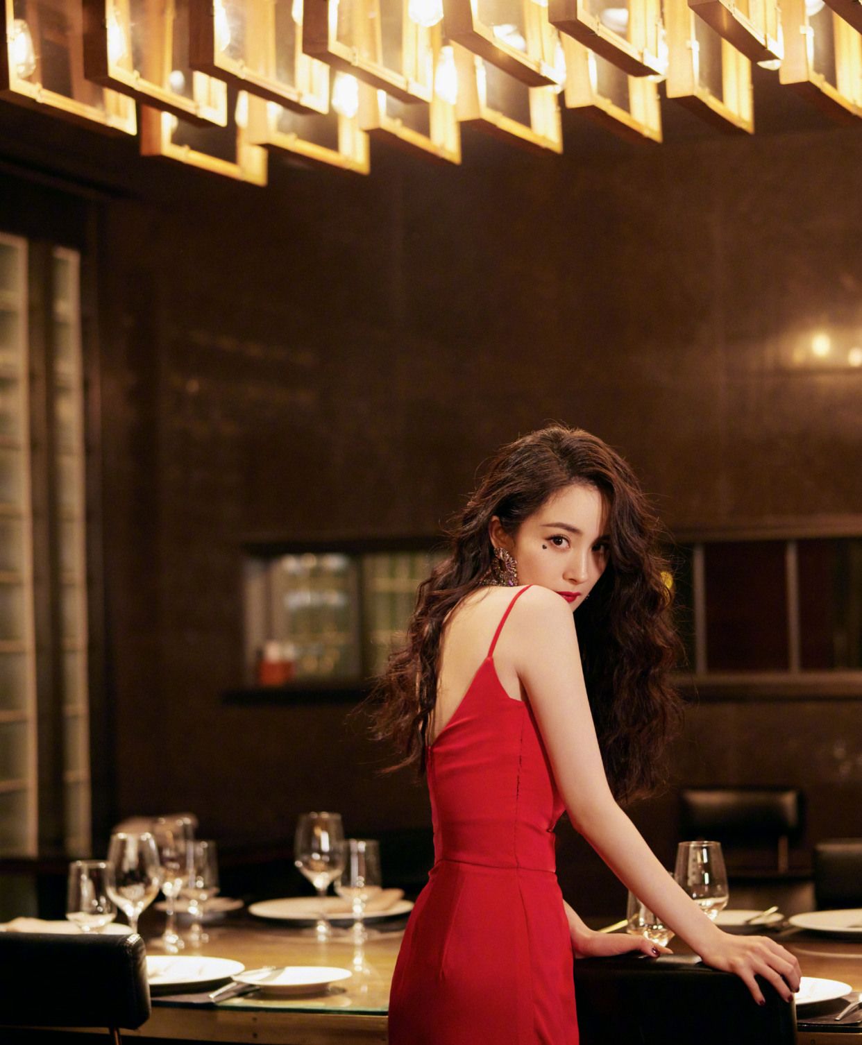 杨幂美图,流光绚烂中的羊毛卷港风红裙大美女