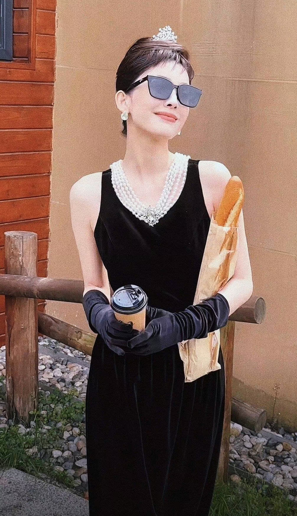 古力娜扎cos奥黛丽赫本最经典的小黑裙造型复刻赫本的俏丽