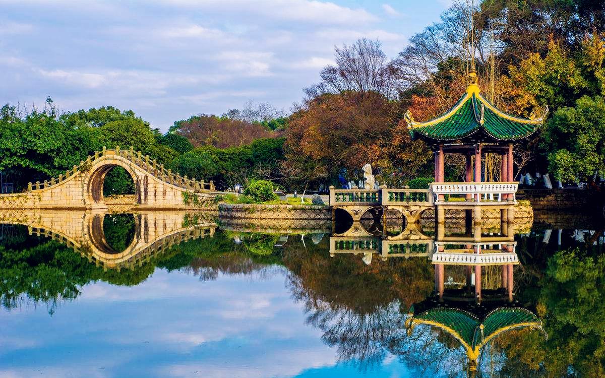 浙江一座岛屿,属中国四大名屿之一,岛屿中名胜古迹众多