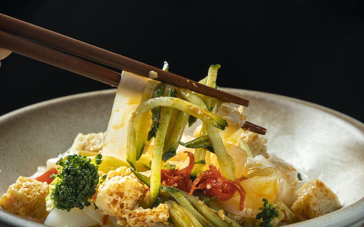 洗面凉皮要这样做好吃又劲道而且还不容易断在家可以当小菜