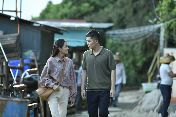 在后者这部电视剧当中,主角家庭也面对着经济上的问题,最终弟弟破除