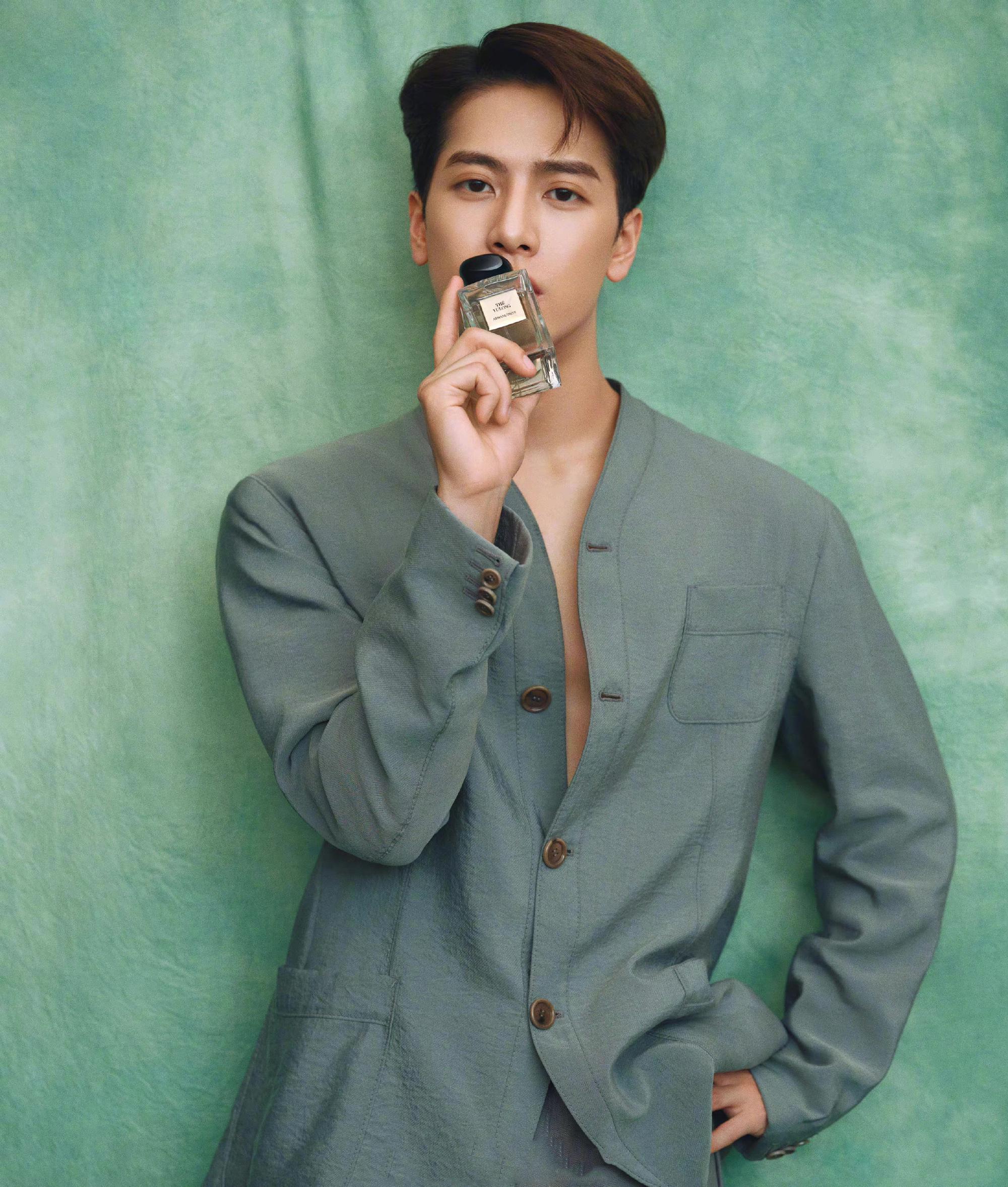 王嘉尔最新品牌大片释出!身穿绿色西服套装出镜_高清图集_新浪网