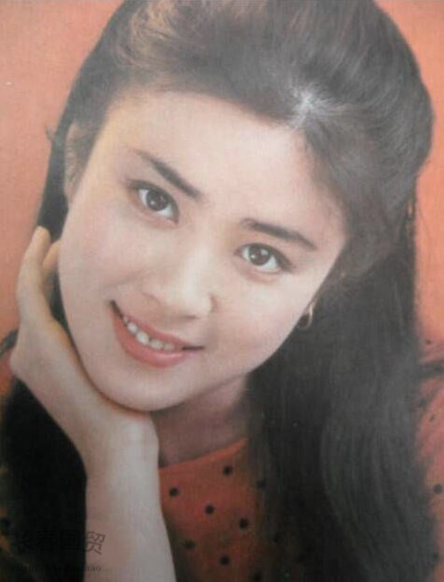57岁最美妲己傅艺伟近照曝光妆容精致难掩皱纹