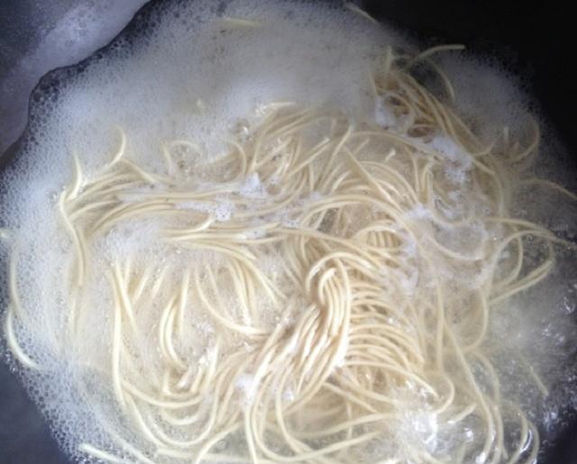 煮面条千万不要水开下锅,老妈这样做,面条劲道又美味,不会就学