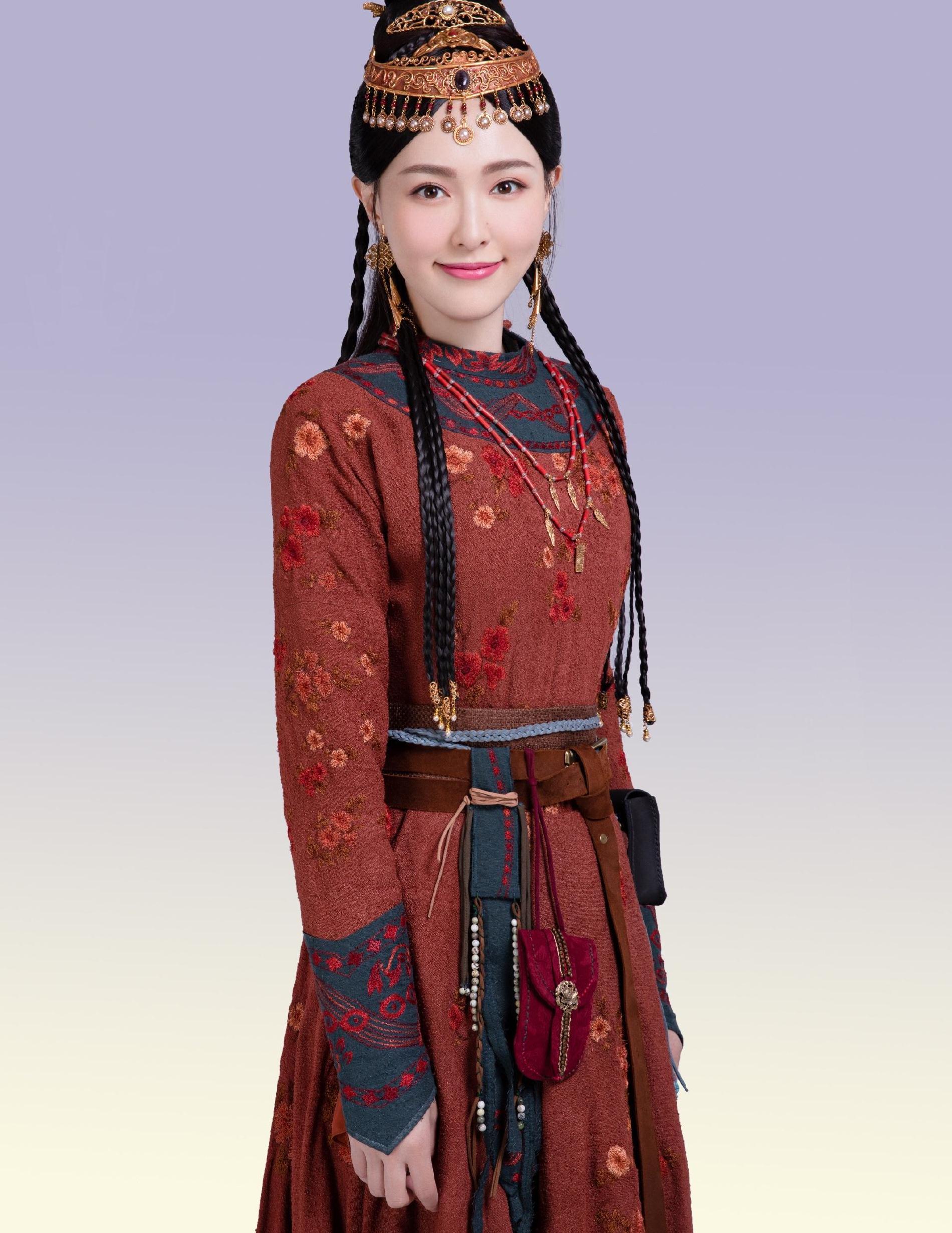 《燕云台》上演,唐嫣录视频剥糖纸庆开播,黑色t恤红心减龄青春