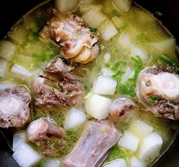 清炖牛尾汤的做法