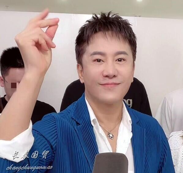 52岁毛宁近照曝光,表情僵硬与昔日判若两人|毛宁|近照曝光|表情_新浪