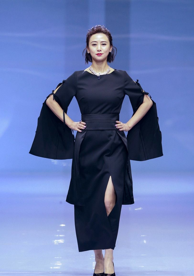 明星美照,图一美女翁虹身穿黑色礼服太迷人!