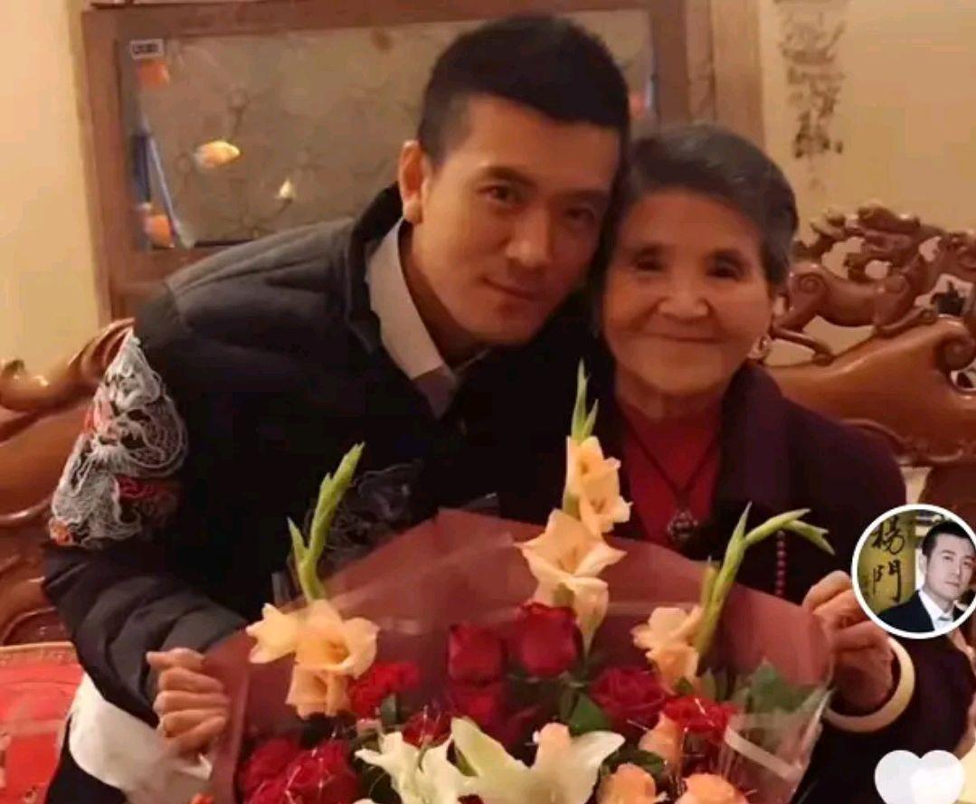 杨子为妈妈庆祝87岁生日