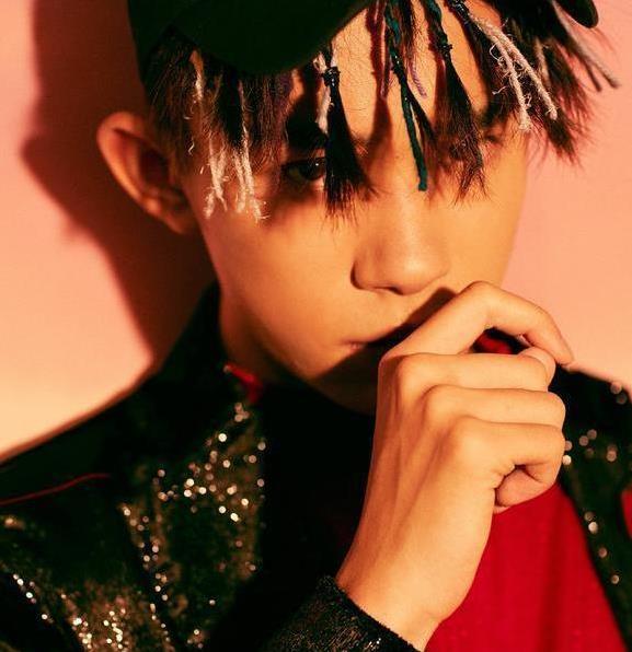 易烊千玺换新发型小彩辫又酷又野,不走寻常路的四字弟弟帅炸了!