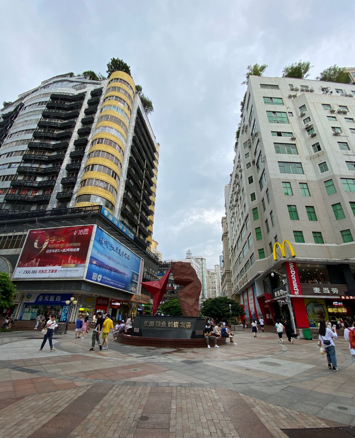 夏日七月,逛潮流时尚的柳州五星街,又下雨