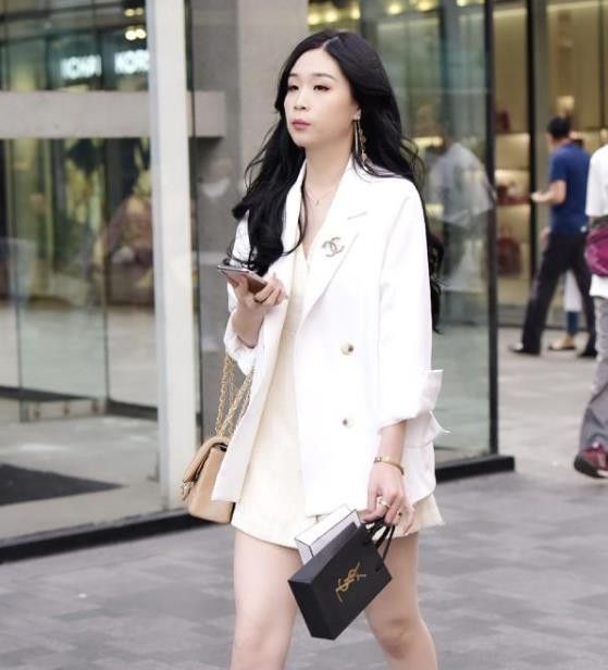 如花似玉的小姐姐,一条黑色短裙,太有女人味了!