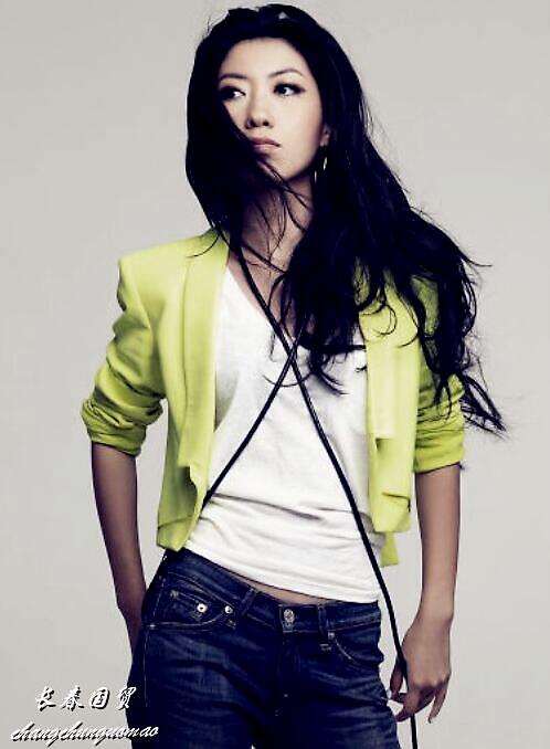 38岁歌手曲婉婷近照曝光隐退四年后复出推出单曲哑巴