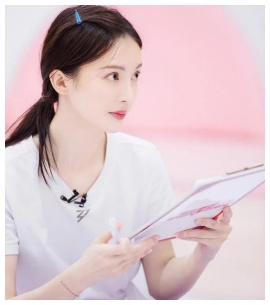 节目中,金晨脱鞋直接坐椅子上,看见她袜子:这是五天没洗?