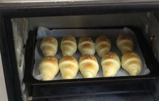 1碗面粉1个鸡蛋，做孩子爱吃的奶油面包卷，绵软醇香，早餐首选休闲区蓝鸢梦想 - Www.slyday.coM