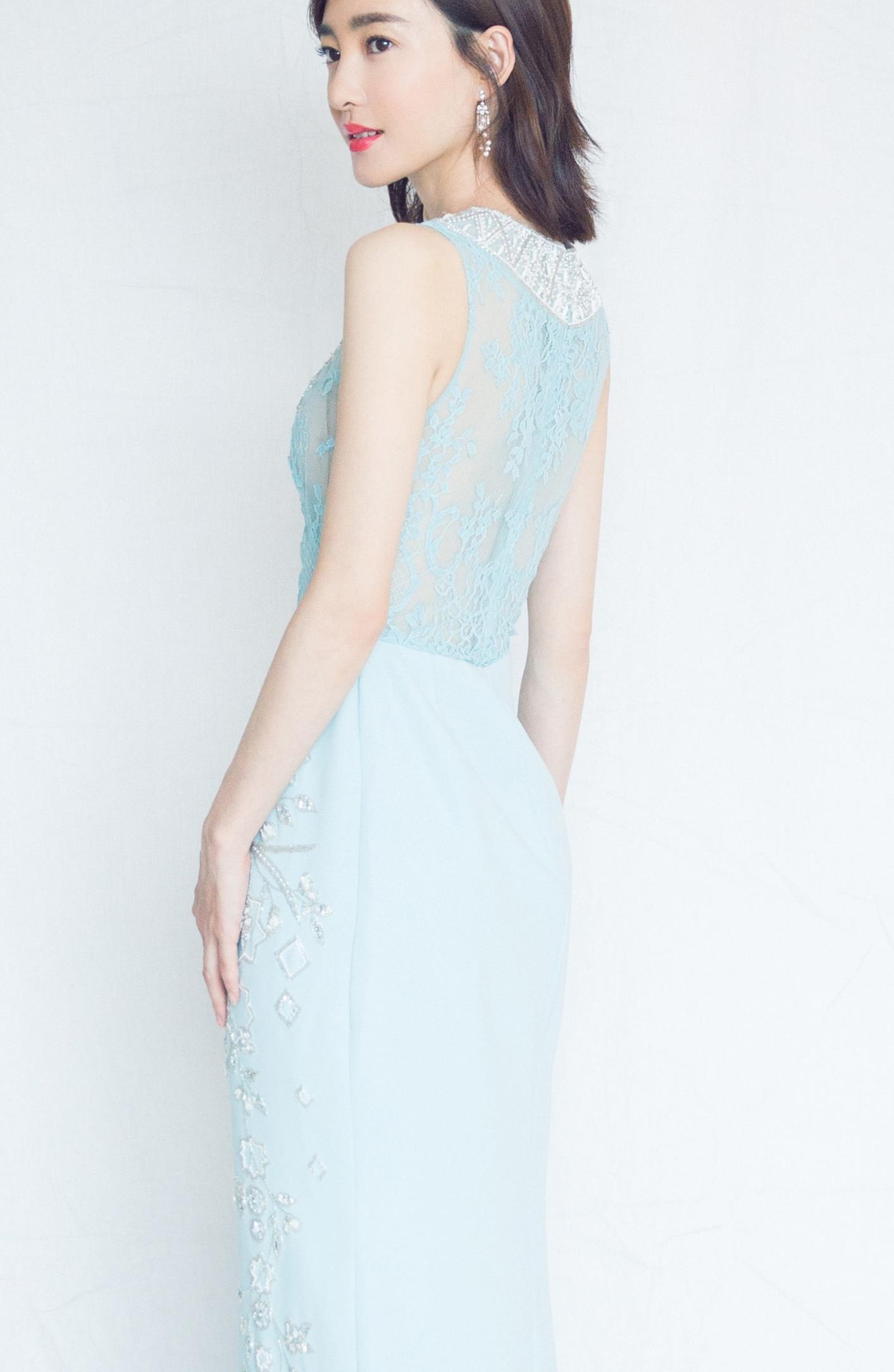王丽坤的裙装穿搭示范,优雅好看,美出了自信感