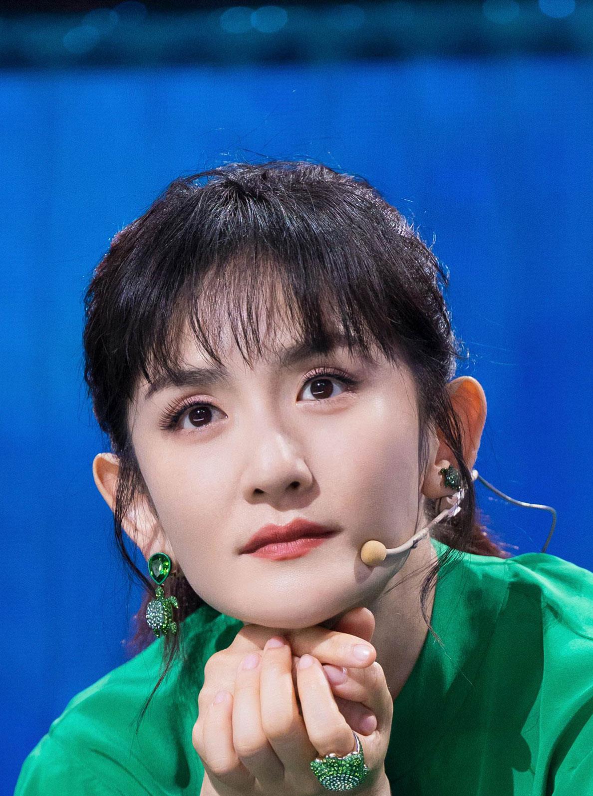 谢娜一身绿色连衣裙就算了,首饰还全是"绿乌龟",网友都服气了