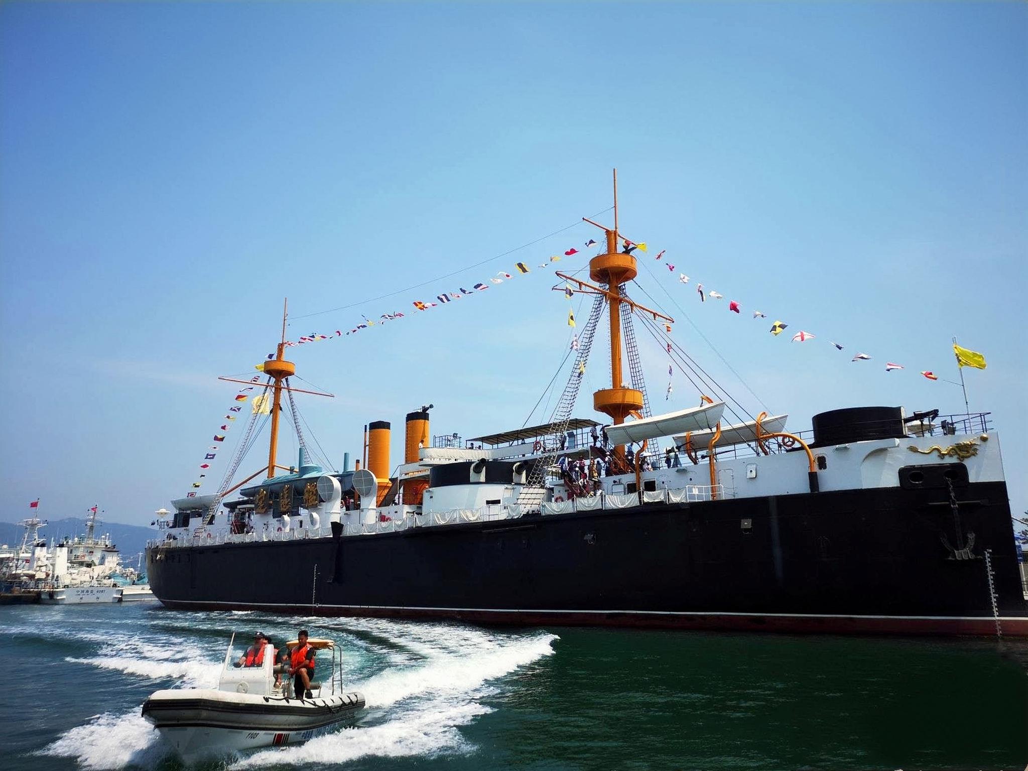 "定远号"打捞现场,船体破败不堪,部分零件被日本运走盖了别墅