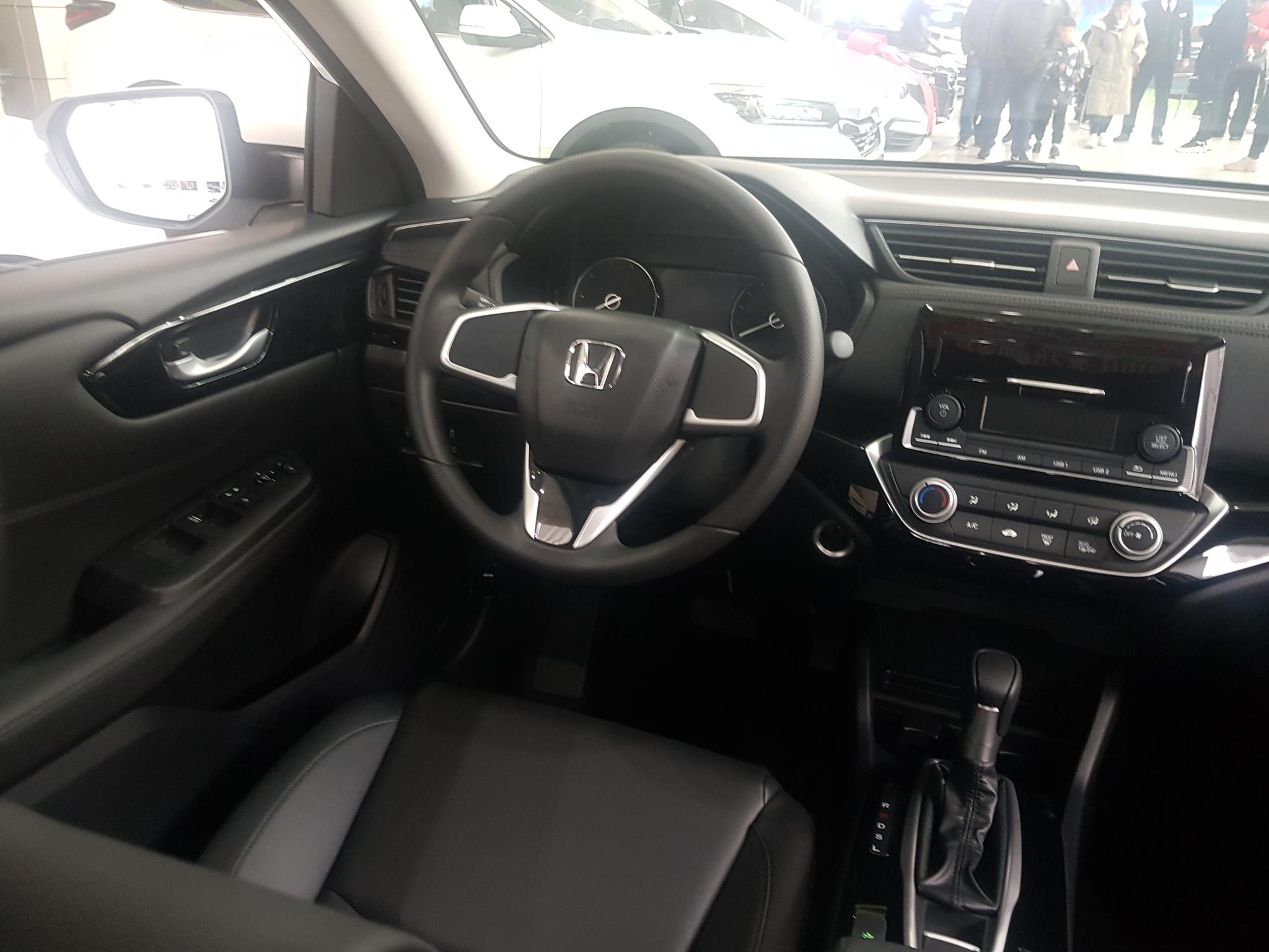 本田凌派到店实拍,13.98万起,轴距2,730mm,配led尾,油耗4.1l