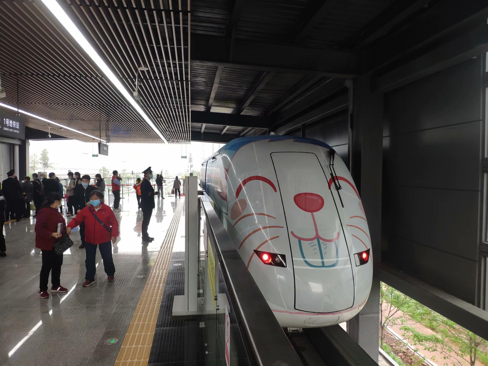 全球首条无人驾驶云巴重庆璧山开通市民排长队乘坐