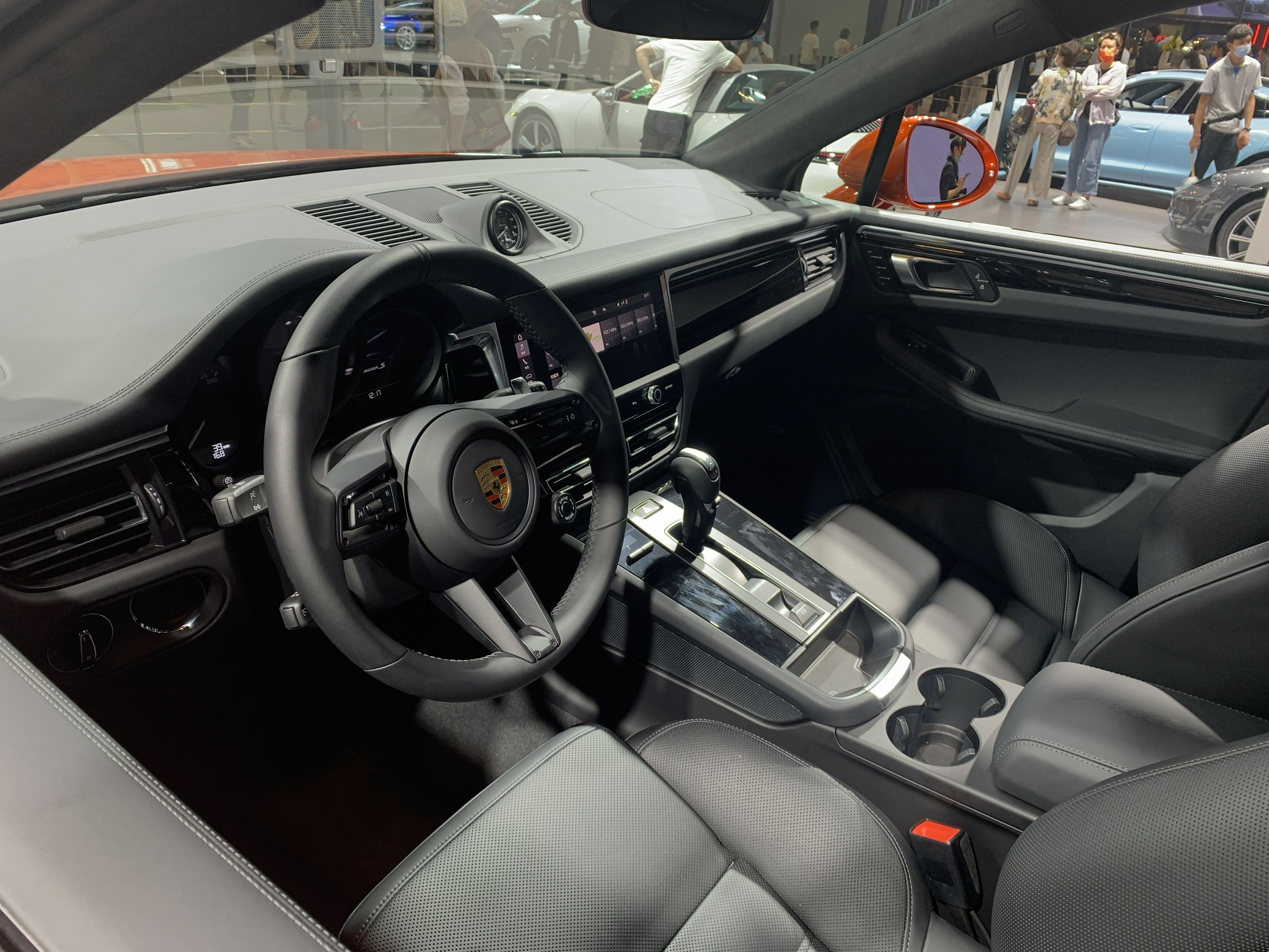 全新保时捷macan亮相天津车展它真的是换标奥迪q5吗