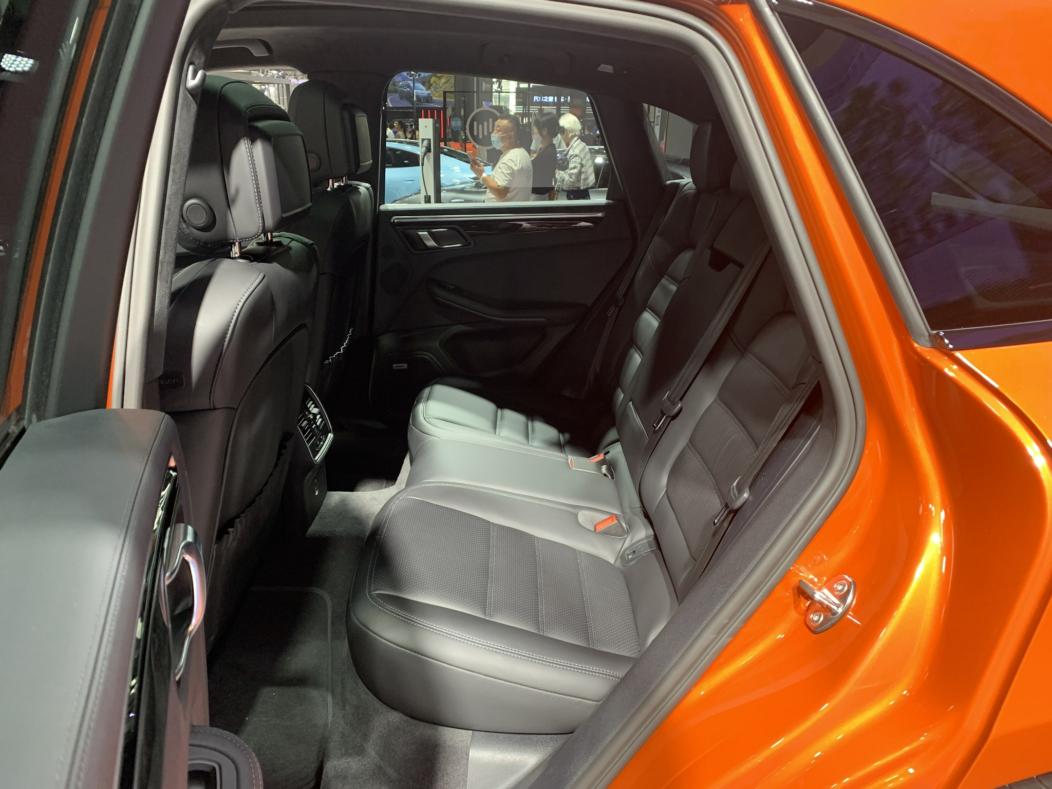 全新保时捷macan亮相天津车展它真的是换标奥迪q5吗