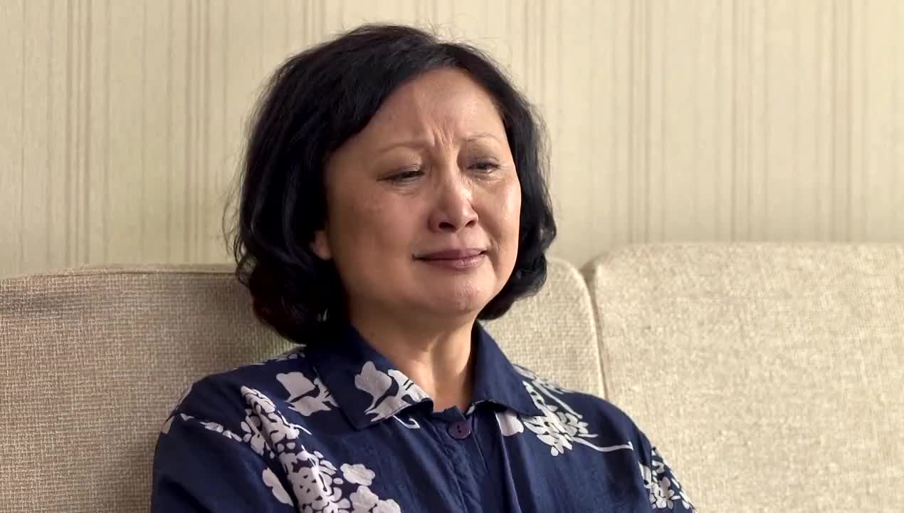 咱们大妈边哭边骂儿子老伴无奈了