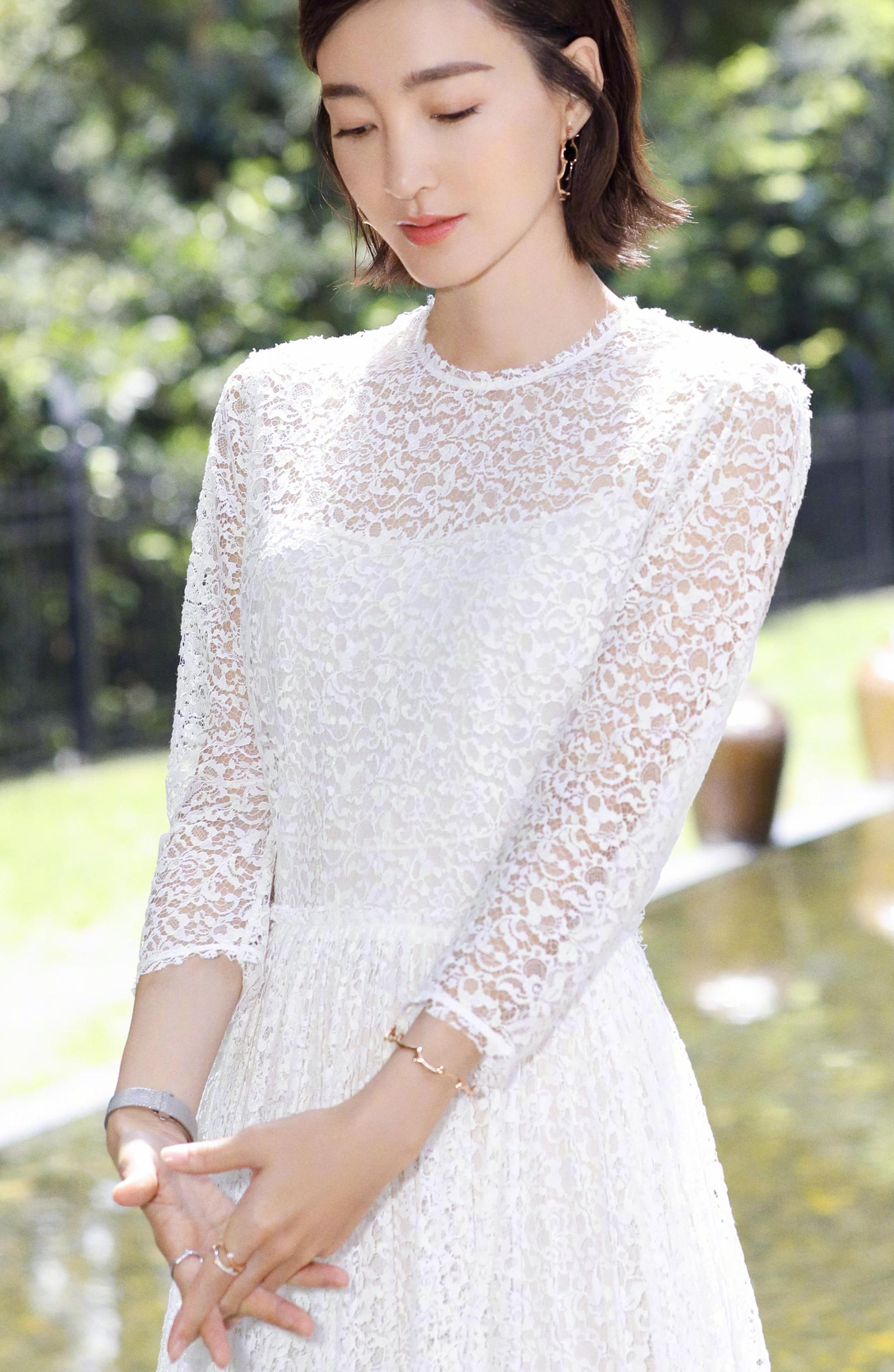 王丽坤的裙装穿搭示范,优雅好看,美出了自信感