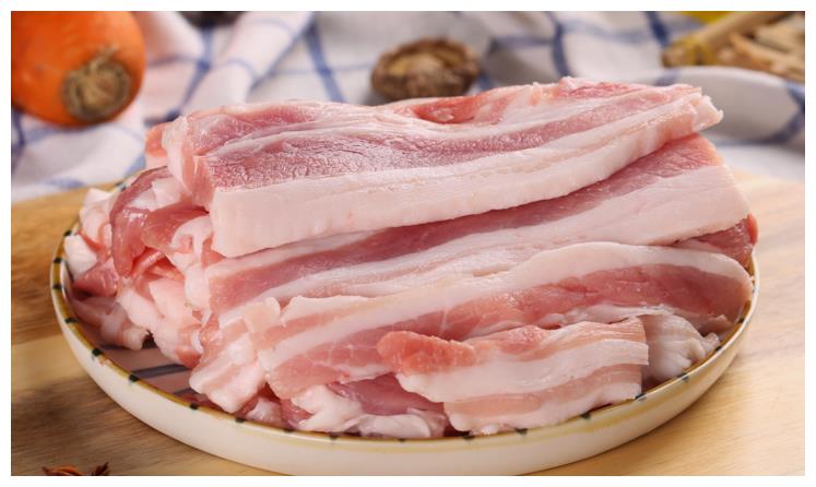 买五花肉时,对肉贩说买"三层肉",就知道你是行家,不敢忽悠你