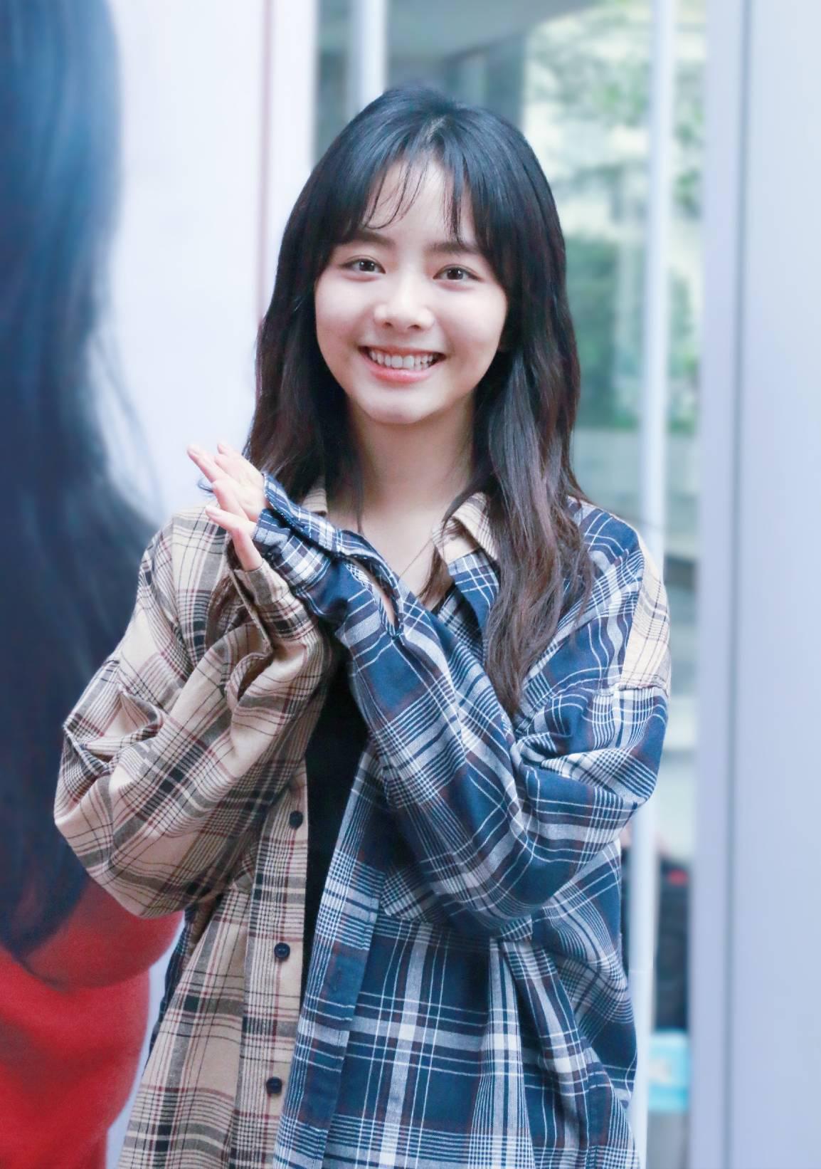 娃娃脸只能走可爱风?谭松韵用穿搭证明,她的时尚感和可塑性极强