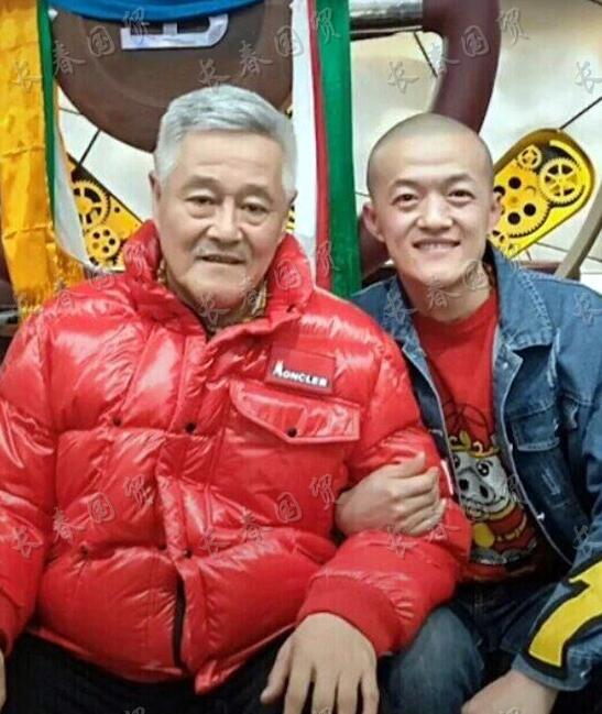 王海洋自幼学二人转,是著名作曲家杨柏森的弟子,也是王春江的师弟.