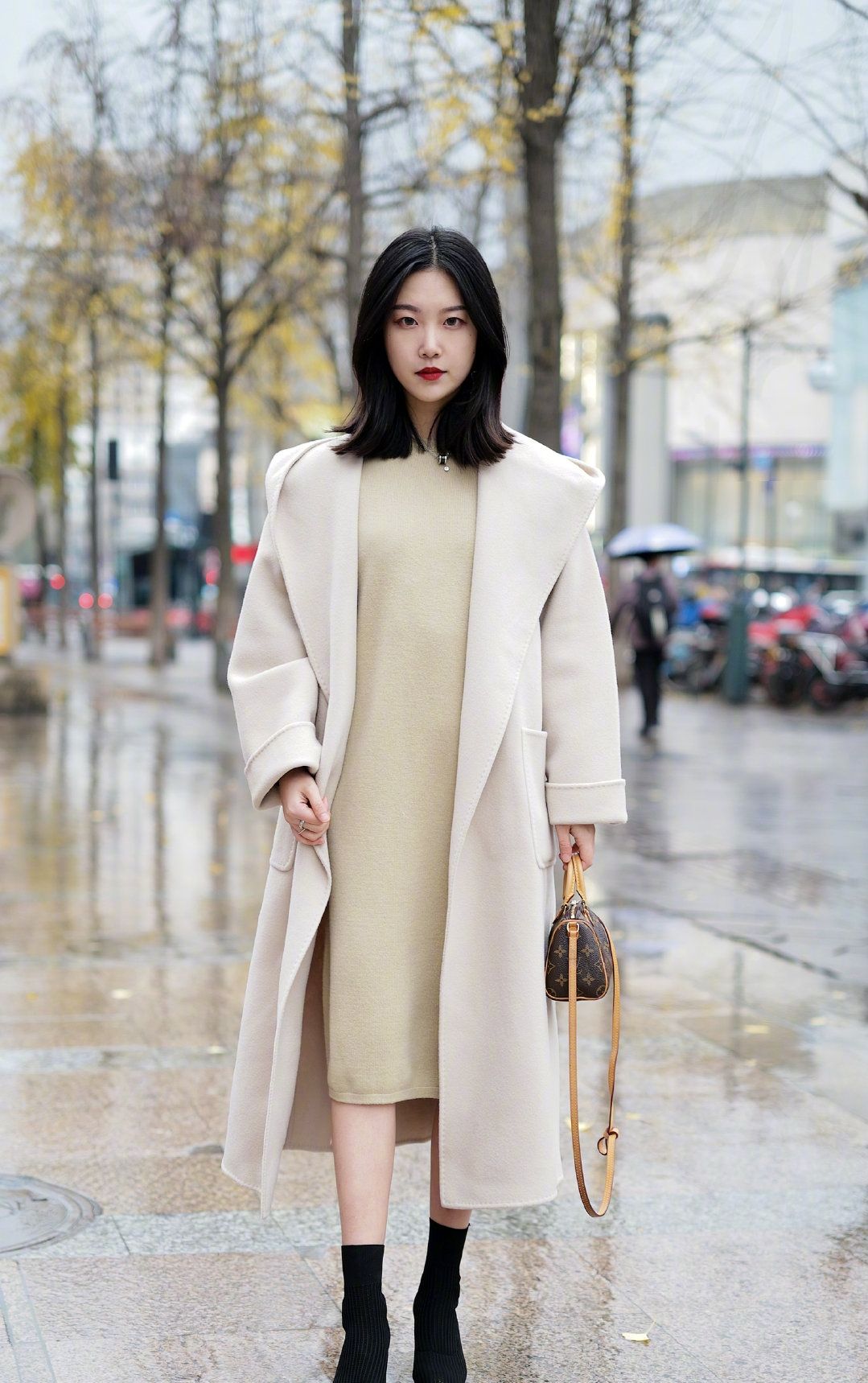 街拍白色系大衣真的太优雅了美妞们穿的太有气质了