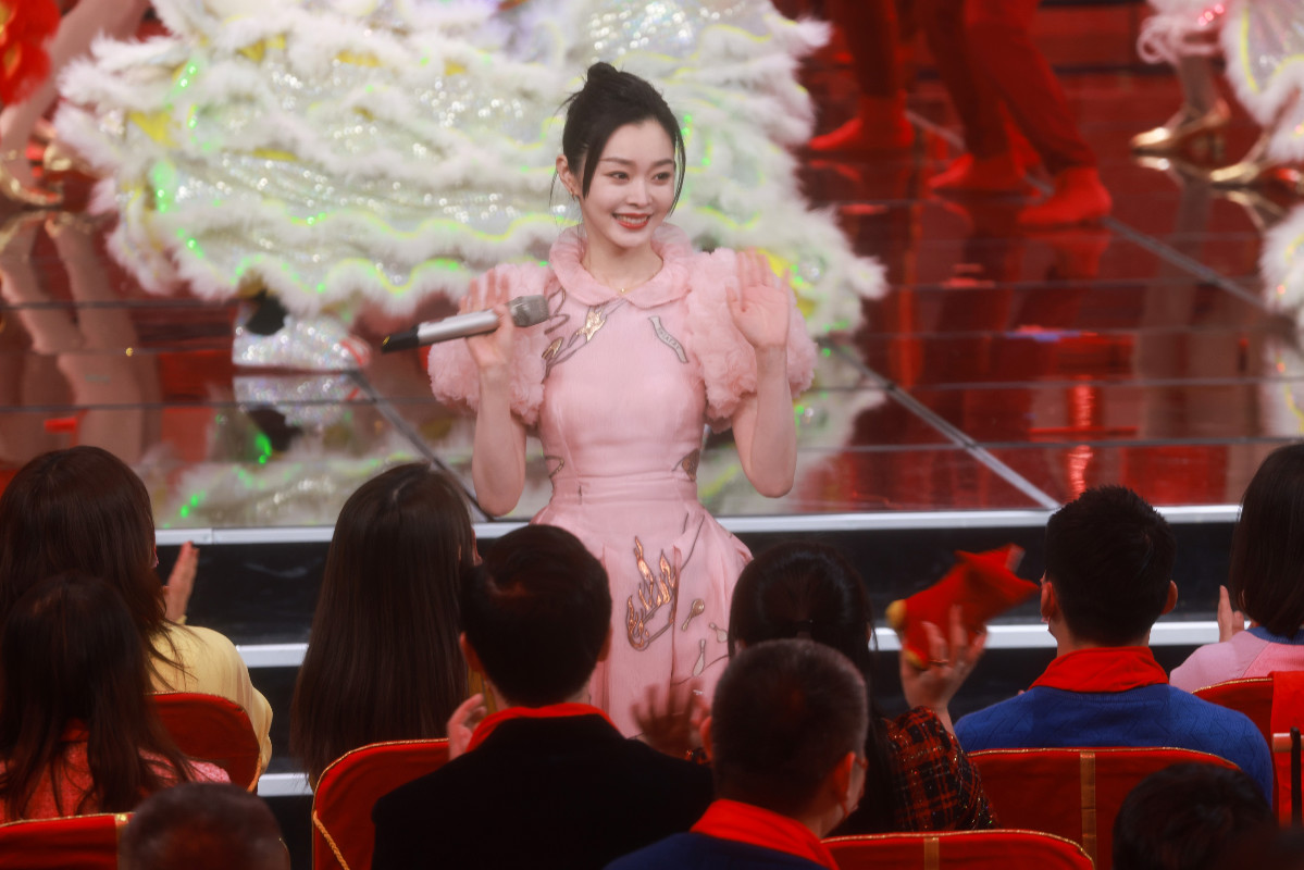 宋轶参加总台元宵晚会金虎贺春旗袍裙优雅迷人