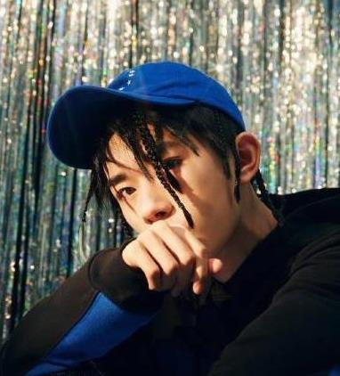 易烊千玺换新发型小彩辫又酷又野,不走寻常路的四字弟弟帅炸了!