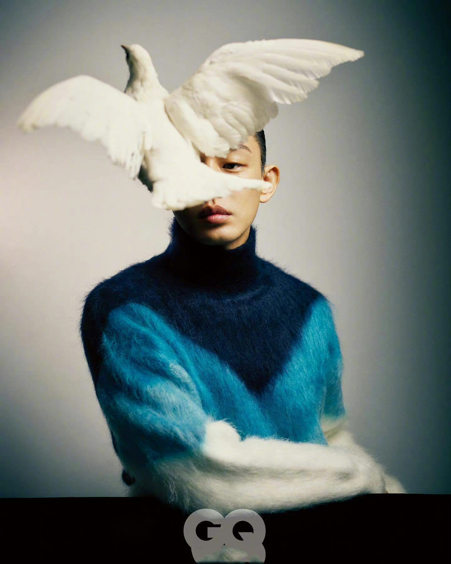 刘亚仁gq korea 12月刊封面画报,穿着bv服饰出镜