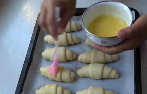 1碗面粉1个鸡蛋，做孩子爱吃的奶油面包卷，绵软醇香，早餐首选休闲区蓝鸢梦想 - Www.slyday.coM