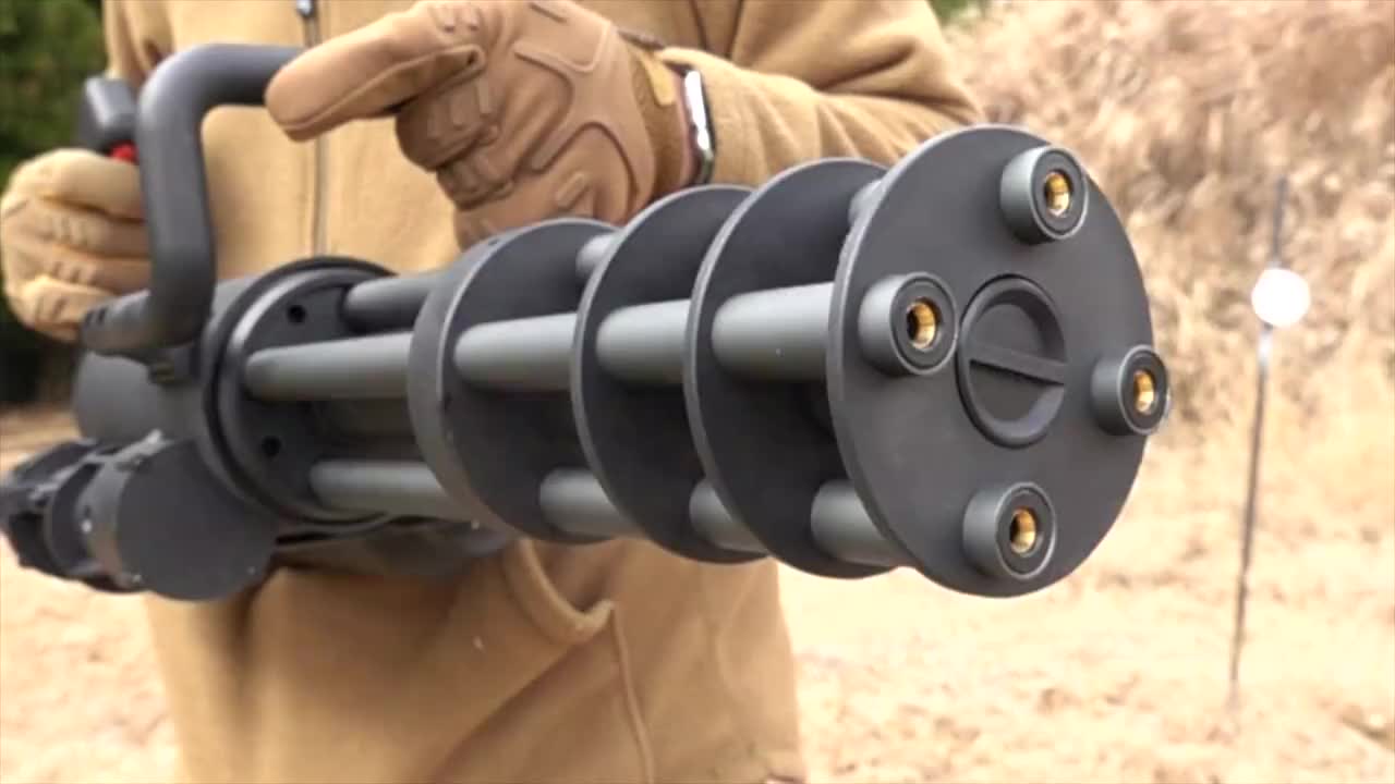 日本玩具版加特林机枪发射bb弹户外靶场射击测试