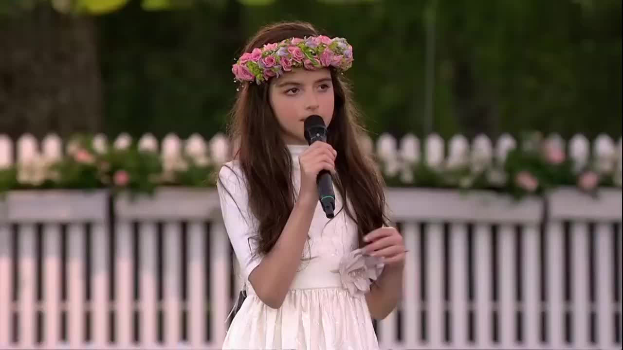 外国小女孩演唱爵士经典《feeling good》稳的不要不要的!