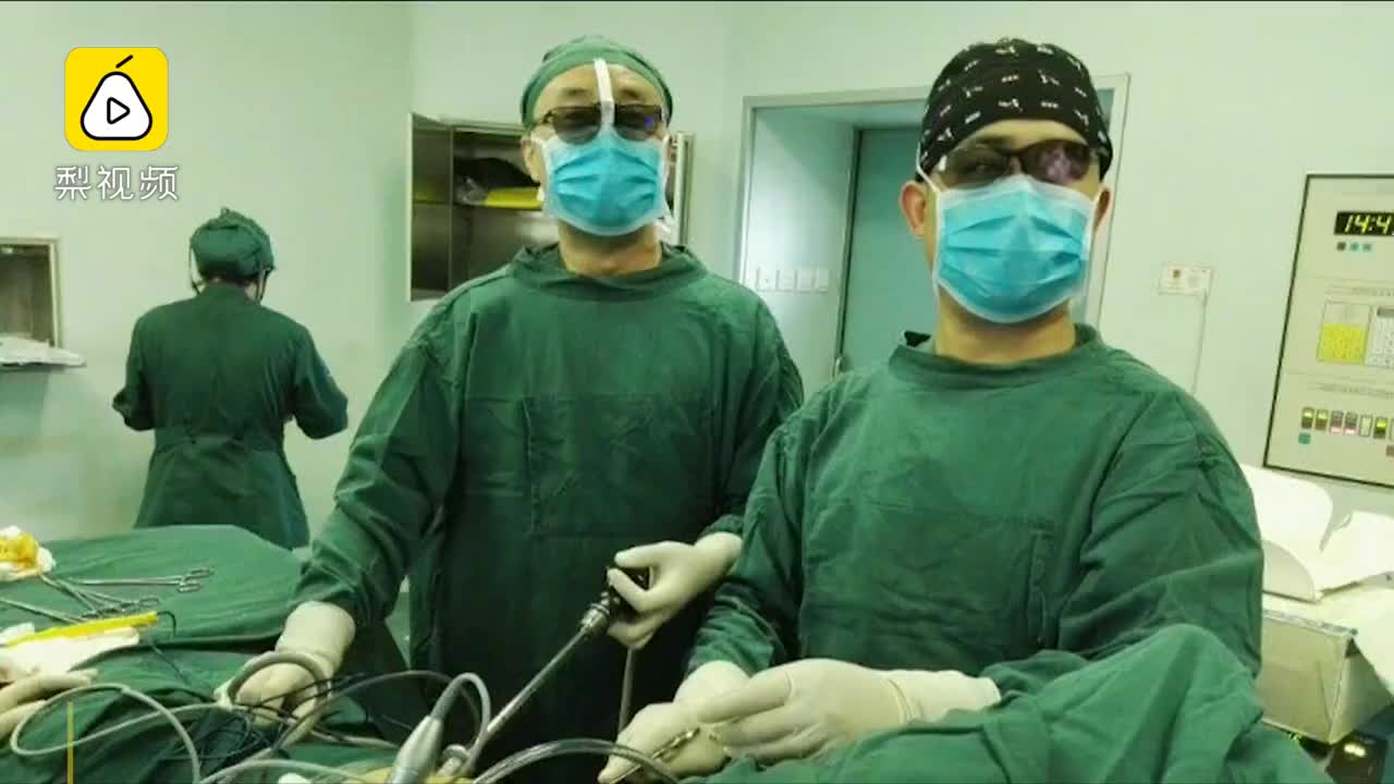 医生脚骨折单膝跪椅3小时做手术