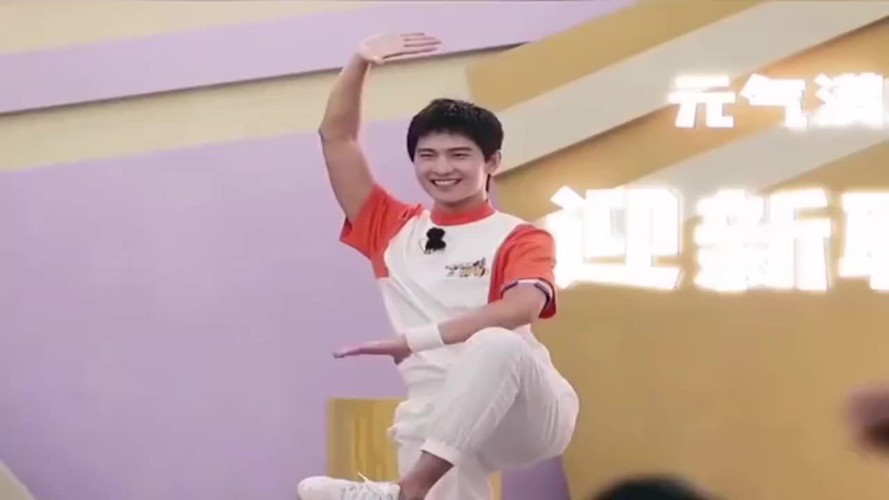 元气满满的哥哥:杨洋一字马唱365个祝福,这柔韧度,代入感太强