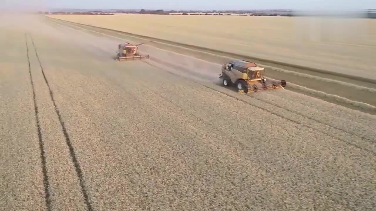 国外农民是如何耕地的?太先进了,基本上是全机械化作业