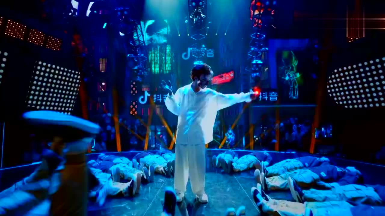 王一博戴面具现身蒙面舞王,帅气首秀炸翻全场,李治廷看呆了!