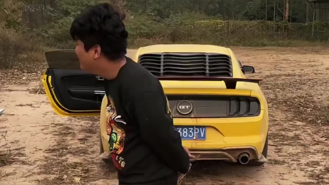 精神小伙儿开野马玩漂移太猛了!