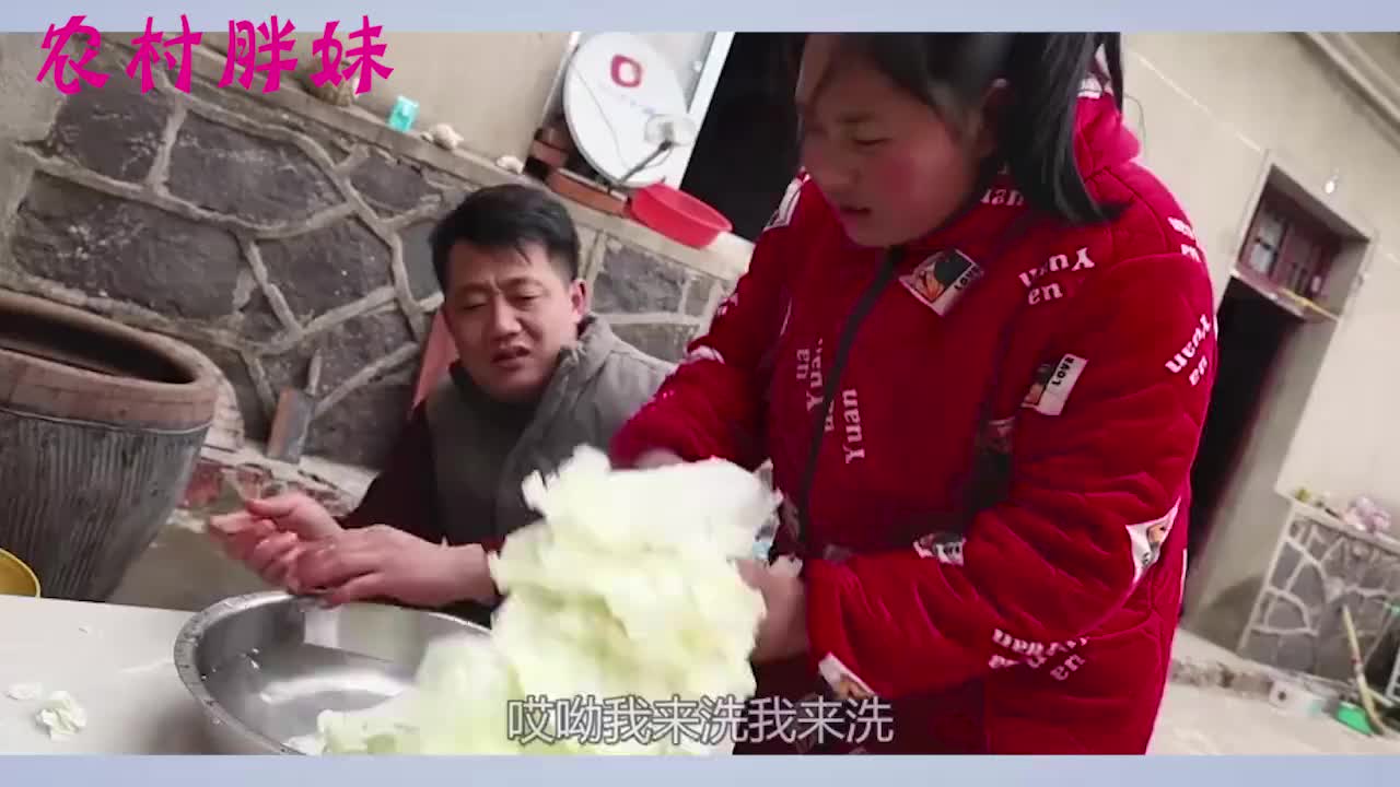 大洋使唤胖妹被老婆算计,一杯水放5勺盐咸得大洋追胖妹打,解气