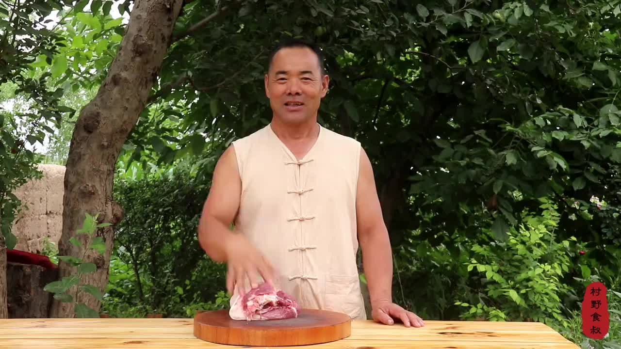 80块买个大肘子,先卤蒸后炭烤,和老伴大口吃肉,过足了瘾