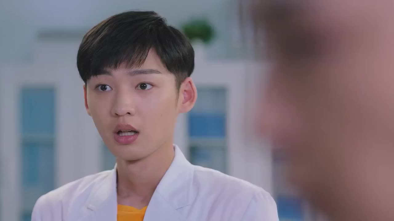 温少卿说出丛容的身份,同事一脸嫌弃的样子