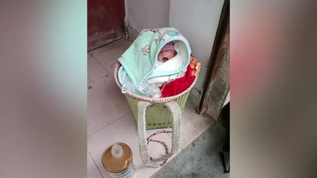 出生几个月女婴被遗弃路边睡在背篓里哇哇大哭哭声让人心碎